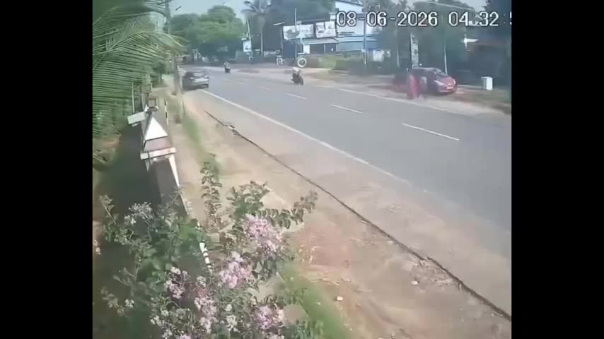 xe-may-chay-nguoc-chieu-dam-truc-dien-xe-tai-4-nguoi-thuong-vong-1781078629.mp4