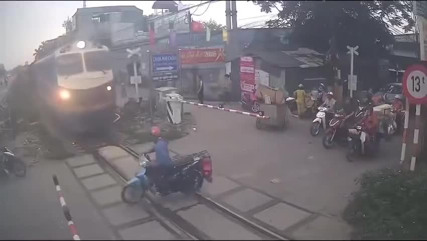 xe-may-lieu-linh-bang-qua-duong-ray-bi-tau-hoa-huc-vang-bao-dien-tu-tien-phong-1775451675.mp4