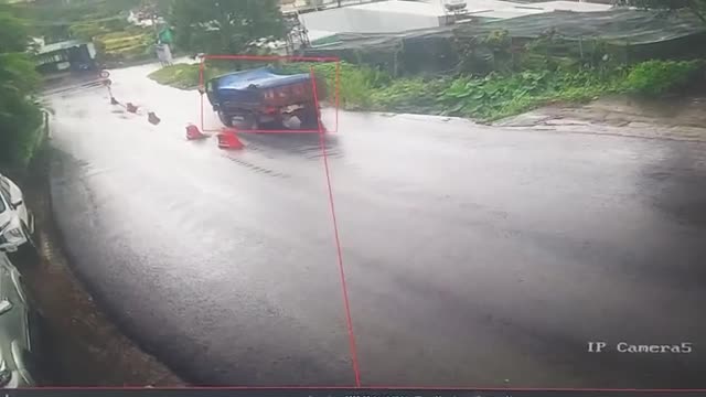 xe-may-nga-ra-duong-nguoi-dan-ong-bi-xe-ben-tong-tu-vong-1758724513.mp4