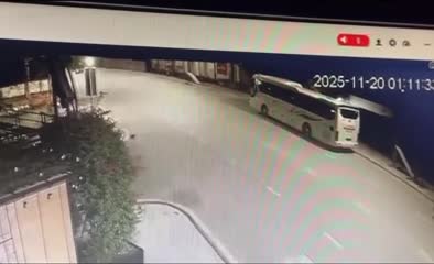 xe-mercedes-dam-xe-khach-do-ven-duong-mot-nguoi-tu-vong-1763623826.mp4