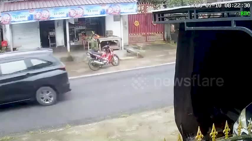 xe-tron-xi-mang-mat-lai-dam-vao-hang-loat-nha-dan-4-nguoi-tu-vong-1752411230.mp4