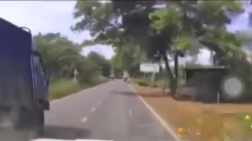 xon-xao-clip-tai-xe-xe-tai-nghi-co-tinh-can-len-nguoi-khien-nan-nhan-tu-vong-sau-va-cham-1765341640.mp4