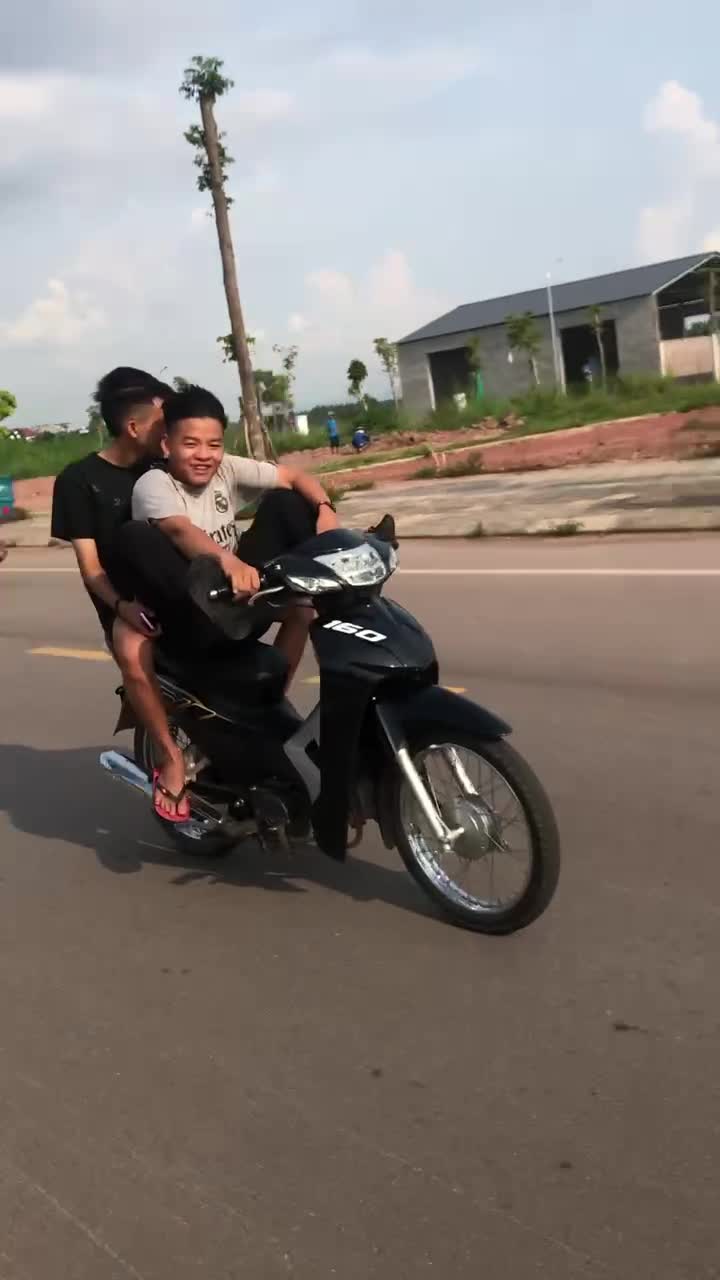 xu-ly-nam-thanh-nien-dieu-khien-xe-bang-chan-dang-len-mang-xa-hoi-cuc-canh-sat-giao-thong-1762151493.mp4