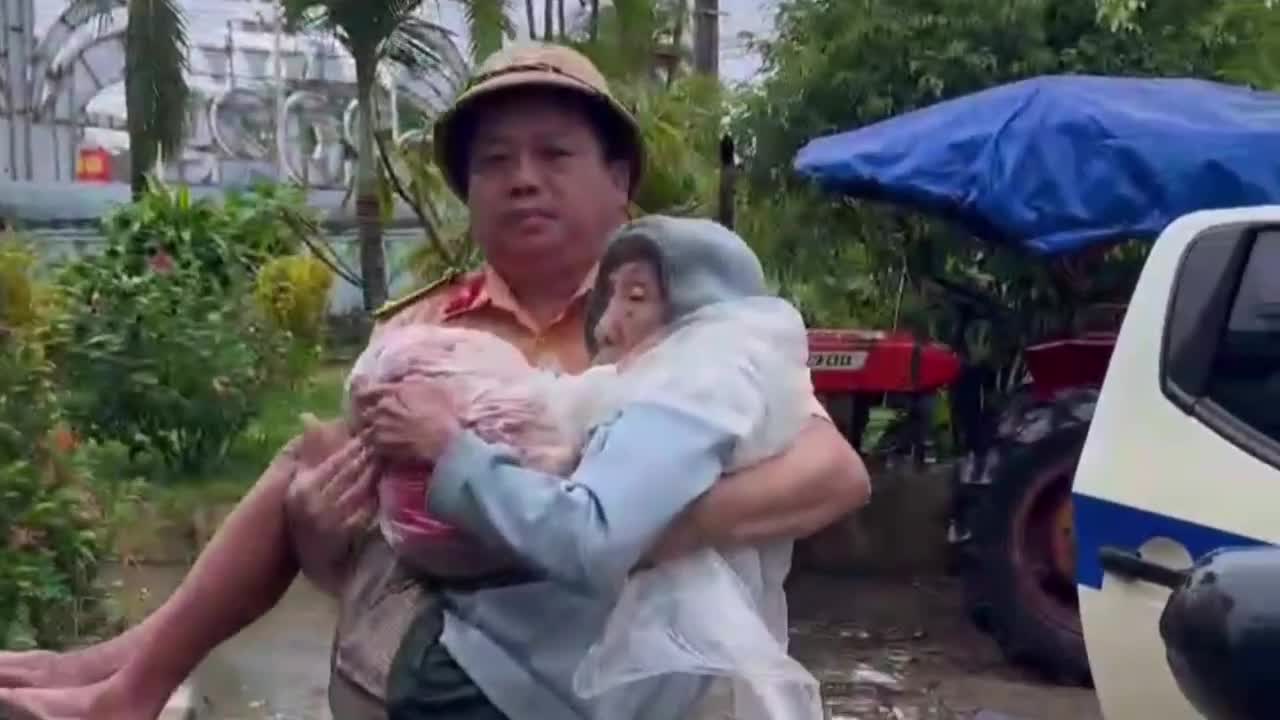 xuc-dong-canh-csgt-cuu-cu-ba-94-tuoi-ngam-minh-trong-nuoc-lu-nhieu-ngay-1764059719.mp4