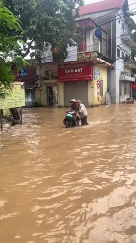 xuc-dong-canh-ong-lao-ha-noi-day-xe-giua-dong-nuoc-ngap-dua-vo-di-kham-benh-1759466812.mp4