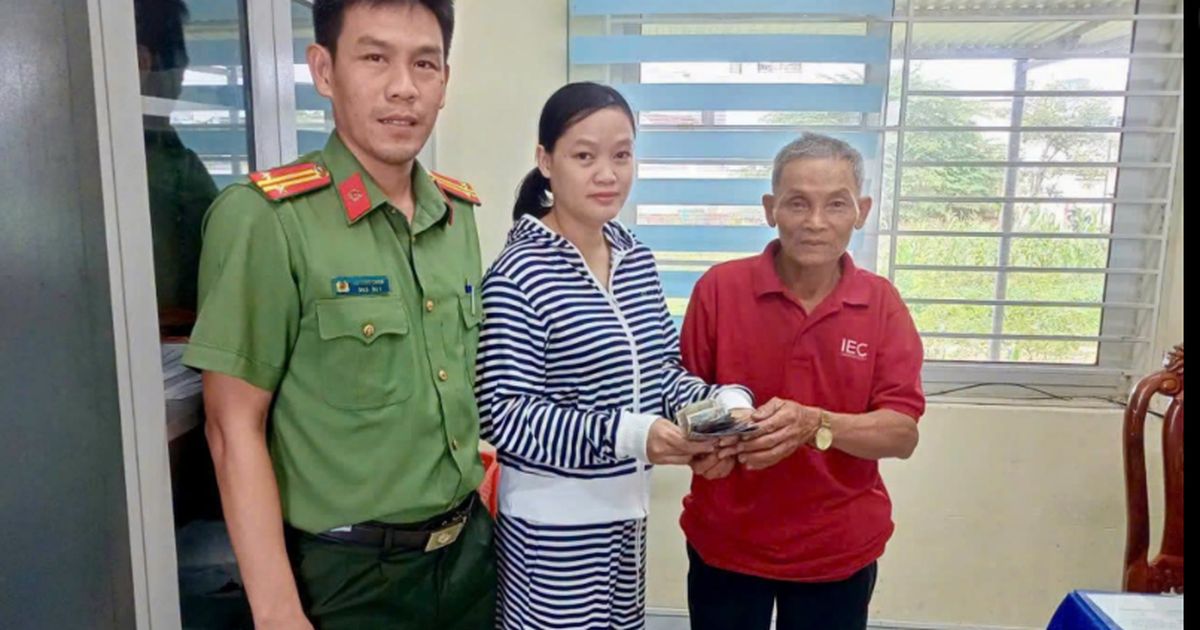 Mở chiếc túi vô chủ ven đường, người đàn ông sững sờ trước thứ bên trong