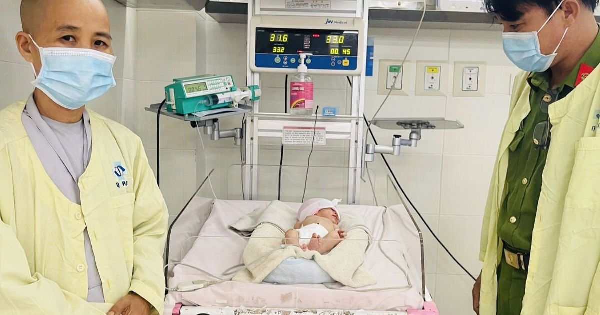 Bé sơ sinh chưa cắt dây rốn, bị bỏ trong bao nilông trước cổng chùa ở Quảng Ngãi