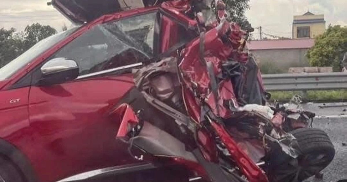 Kinh hoàng hiện trường ô tô con bị vò nát sau cú va chạm trên cao tốc Hà Nội - Hải Phòng: Tội nghiệp 4 nạn nhân