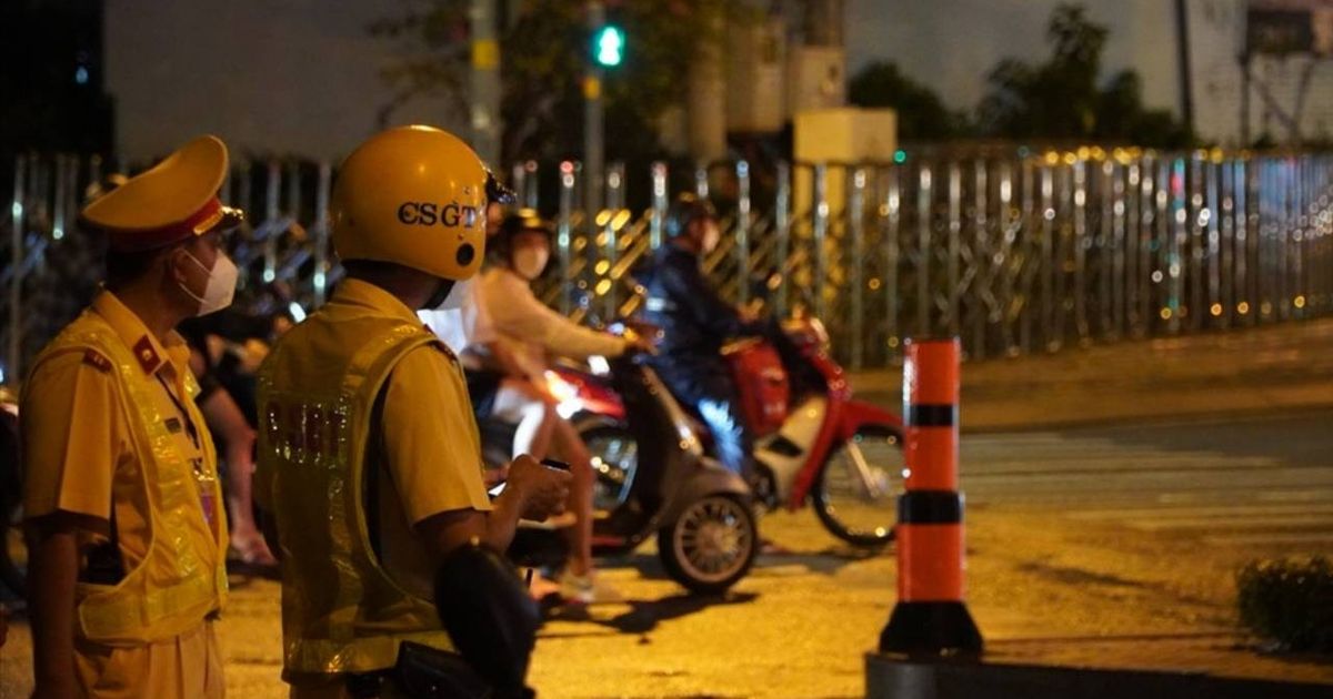 Báo chốt CSGT đang làm nhiệm vụ có vi phạm pháp luật hay không?