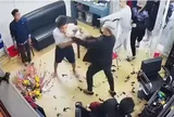 Hưng Yên: Túm cổ, đánh hội đồng giữa tiệm cắt tóc, bị hô “công an đến” vẫn không dừng tay