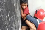 Thán phục cách cứu hộ giải cứu bé trai kẹt khe hẹp: Đơn giản nhưng hiệu quả đến bất ngờ