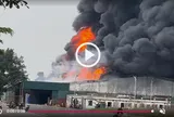 Video: Lửa đỏ rực bao trùm xưởng tái chế nhựa ở Hưng Yên, khói cao hàng chục mét