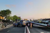 Hiện trường ám ảnh dưới cầu Kênh Tẻ: Đầu xe rác bị đè nát sau cú rơi trực diện của thanh thép hơn 10 tấn, tài xế tử vong