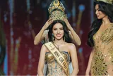 Nhan sắc quyến rũ, học thức đỉnh cao của tân Hoa hậu Hòa bình Thái Lan 2026 gây “bão” mạng