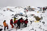 Bí mật kinh hoàng trên đỉnh Everest: Hướng dẫn viên dùng thuốc làm du khách “ốm giả”, chiếm đoạt hàng triệu đô
