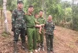 Bé 3 tuổi lạc trong rừng 14 giờ: Dấu chân nhỏ "bí ẩn" dẫn đến nơi cháu bé đang mắc kẹt