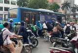 Người phụ nữ bị kẹt dưới gầm xe buýt sau va chạm giao thông: Tình hình sức khỏe hiện tại