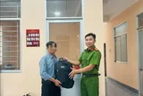 Tây Ninh: Người đàn ông trả lại balô chứa đầy tiền, vàng cho công an