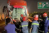 Khoảnh khắc giải cứu nạn nhân trong vụ khách chở 21 người gặp nạn khi đang di chuyển trên cao tốc ở Đồng Nai