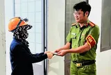 Nhặt được xấp tiền lớn giữa ca làm việc, nữ công nhân môi trường lập tức báo công an