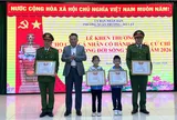 Hai học sinh lớp 1 nhặt được ví tiền, trả lại người đánh rơi