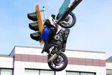 Clip: Xe mô tô lao vút lên không trung rồi treo lơ lửng trên đèn giao thông sau tai nạn