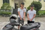 Bắt 2 gã trai "làm điều có lỗi" với cô gái trẻ giữa đêm