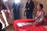 Chú rể bế thốc phù dâu làm điều nhạy cảm ngay trước mặt vợ, nhìn biểu cảm cô dâu ai cũng nghẹn lòng