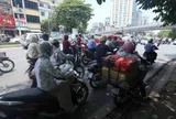 Dừng xe máy ở bóng râm để tránh nắng có thể bị phạt trong trường hợp này