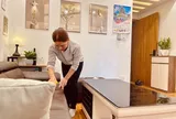 Đêm thứ 2 thuê giúp việc trước ngày sinh, tôi chết lặng nhìn qua khe cửa phòng cô ấy