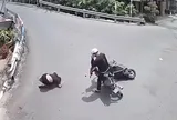 Clip vô cảm sau va chạm giao thông: Nam thanh niên vẫn ung dung nghe điện thoại mặc người bị ngã đang đau đớn