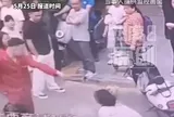 Ngỡ ngàng lý do gã đàn ông 36 tuổi lao vào hành hung dã man, vác thiếu nữ lên vai giữa đường phố
