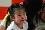 Đi học về con 3 tuổi không dám đi vệ sinh, mẹ bật khóc khi phát hiện sự thật
