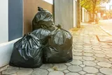 Bí ẩn túi quần áo cũ vứt xó biệt thự: Cảnh sát vào cuộc khẩn cấp khi thấy thứ bên trong