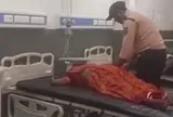 Sững sờ cảnh tượng nam bảo vệ bệnh viện thản nhiên truyền dịch tĩnh mạch cho bệnh nhân