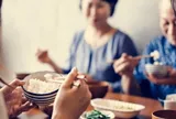 Mẹ chồng lên chơi, nhìn mâm cơm con dâu nấu rồi nói một câu khiến tôi nghẹn đắng lòng không thể ngồi ăn tiếp
