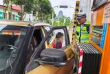 Bị chặn ở trạm thu phí, "tài xế" vội vã khai mắc bệnh lùn và sự thật kinh hãi phía sau