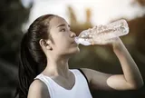 Tưởng là thói quen bình thường, kiểu uống nước này lại bị xếp vào nhóm gây hại sức khỏe