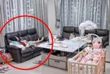 Camera ghi lại cảnh vô tâm của bảo mẫu: Mải lướt điện thoại, để mặc cặp sinh đôi quấy khóc