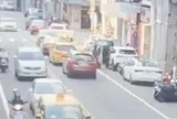 Clip: Tài xế mở cửa ô tô hất văng cô gái đi xe máy, khoảnh khắc suýt bị taxi cán khiến nhiều người thót tim
