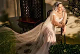 Ngọc Trinh nổi bật với thiết kế váy cưới hai mảnh quyến rũ