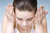 Rửa mặt hay tẩy tế bào chết trước? Thứ tự đúng giúp hạn chế kích ứng