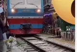 Nhân chứng kể lại khoảnh khắc cô gái ngồi cà phê đường tàu bị va chạm, hất văng điện thoại