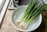 Hành lá mua về đừng vội cho vào tủ lạnh, thêm một bước này để hành tươi lâu hơn