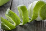 Thói quen vắt chanh bỏ vỏ khiến bạn bỏ lỡ dưỡng chất quý