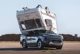 Thử nghiệm điên rồ của Toyota: Thả vật nặng 760kg từ trên cao xuống Hilux BEV và cái kết khiến nhiều người bất ngờ
