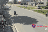 Bị che khuất tầm nhìn vẫn lao sang đường, người đi xe máy suýt trả giá đắt