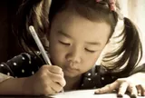 Bức tranh “bạn thân” của nữ sinh tiểu học khiến cô giáo lặng người: Phía sau là câu chuyện nhiều phụ huynh phải suy ngẫm