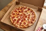 Hộp pizza luôn là hình vuông, còn bánh lại hình tròn? Câu trả lời hóa ra liên quan đến chi phí và vận chuyển
