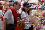 Paris nóng 40 độ, quạt xếp Trung Quốc "lên ngôi"